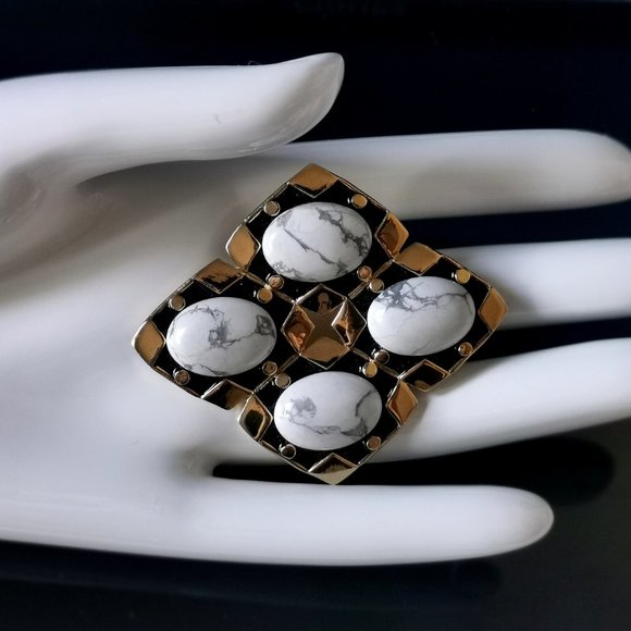 Vintage White Gray Marble Howlite Stones Gold-Tone and Black Enamel Brooch Pin - Picture 2 of 6